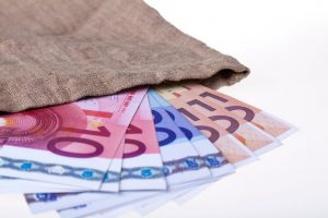 „Gefächerte Euro-Banknoten in verschiedenen Werten, die aus einem Jutesack schauen.“