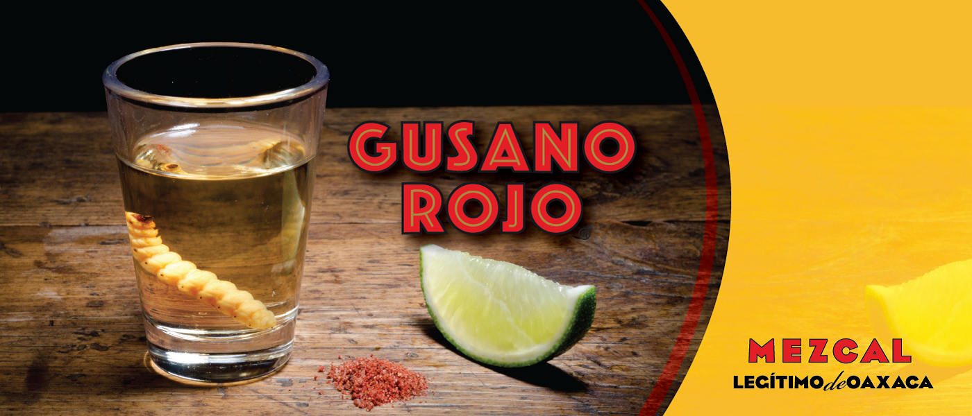 „Werbebanner für Mezcal Gusano Rojo. Links steht ein gefülltes Shotglas, in dem am Boden eine Mezcal-Raupe liegt. Davor befinden sich eine Limettenspalte und ein kleiner Haufen rötliches Chilisalz (Sal de Gusano) auf einer rustikalen Holzoberfläche. Rechts im Bild steht in großen roten Buchstaben 'GUSANO ROJO' und darunter der Text 'MEZCAL LEGÍTIMO DE OAXACA'. Die rechte Seite des Banners ist in kräftigem Gelb gestaltet.“